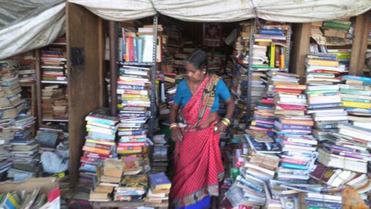 Indyjskie miasto Ćennaj może się poszczycić nie tylko wieloma imponującymi zabytkami, ale również przydrożnym antykwariatem, prowadzonym przez kobietę, która… nie potrafi czytać.