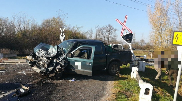 A baleset során megrongálodott kocsi / Fotó: police.hu
