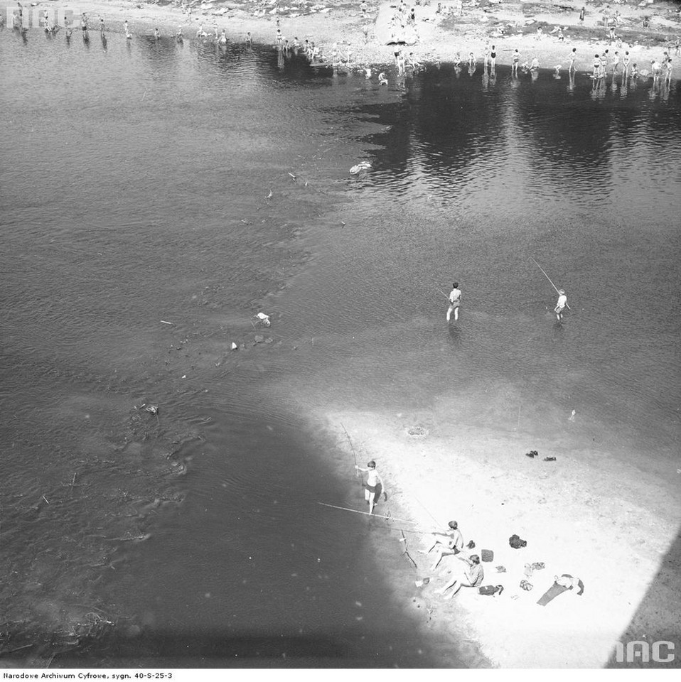 Wędkarze w Wiśle. W oddali wypoczywający na brzegu rzeki, 1969 rok