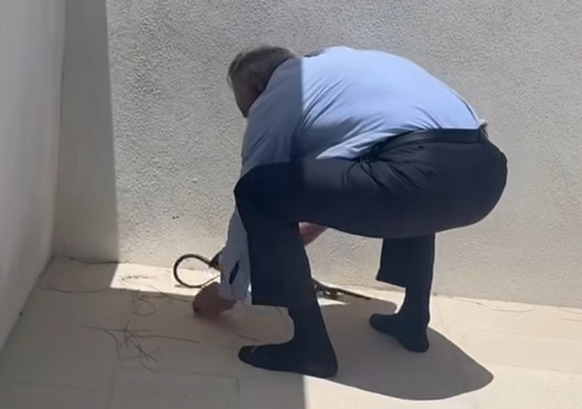 Američki ministar golim rukama hvatao zmije