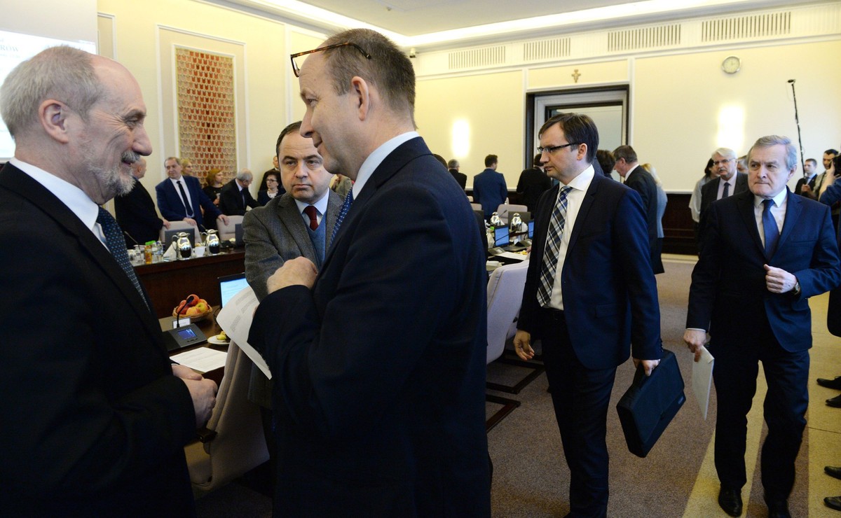 Minister obrony narodowej Antoni Macierewicz (L), minister zdrowia Konstanty Radziwiłł (3L), wiceminister spraw zagranicznych Konrad Szymański (2L), minister sprawiedliwości Zbigniew Ziobro (2P) i wicepremier, minister kultury i dziedzictwa narodowego Piotr Gliński (P), podczas posiedzenia rządu