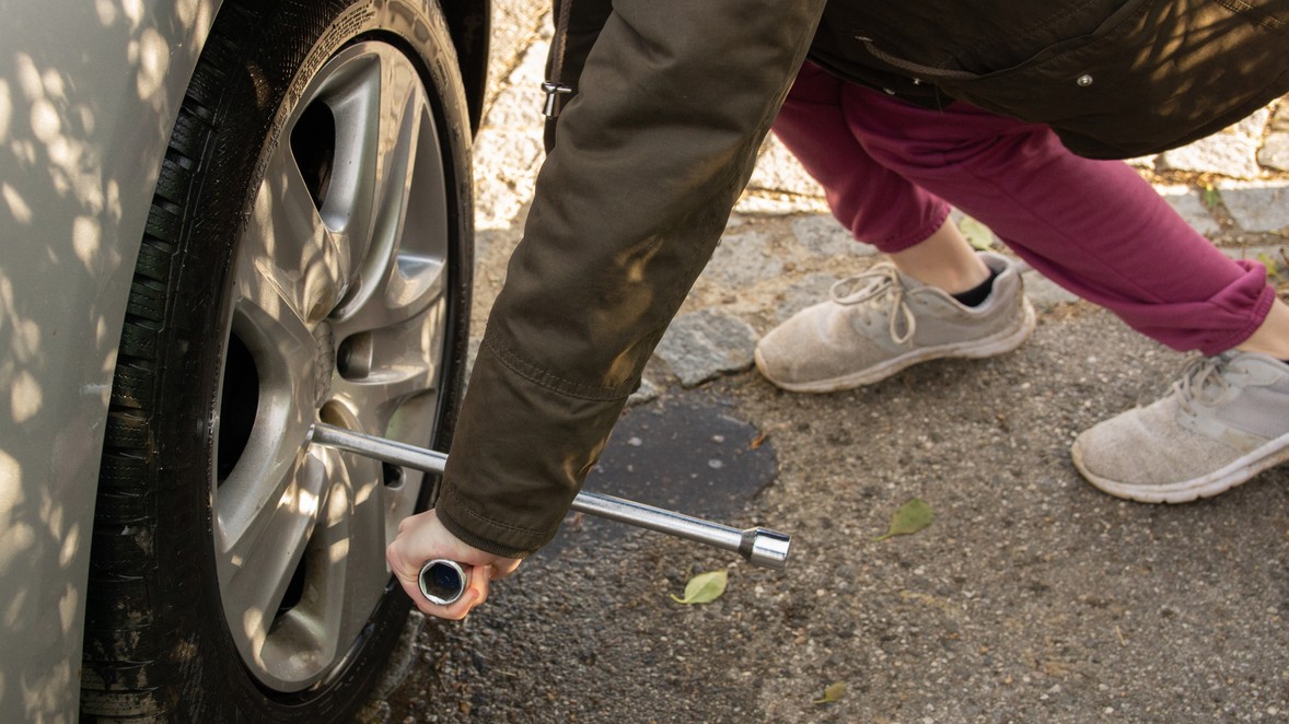 Správna schéma doťahovania skrutiek kolies vyžaduje krížový postup pre rovnomerné usadenie disku na náboj. Vodiči by sa mali vyhnúť uťahovaniu v kruhu, ktoré spôsobuje nebezpečné vibrácie. 
