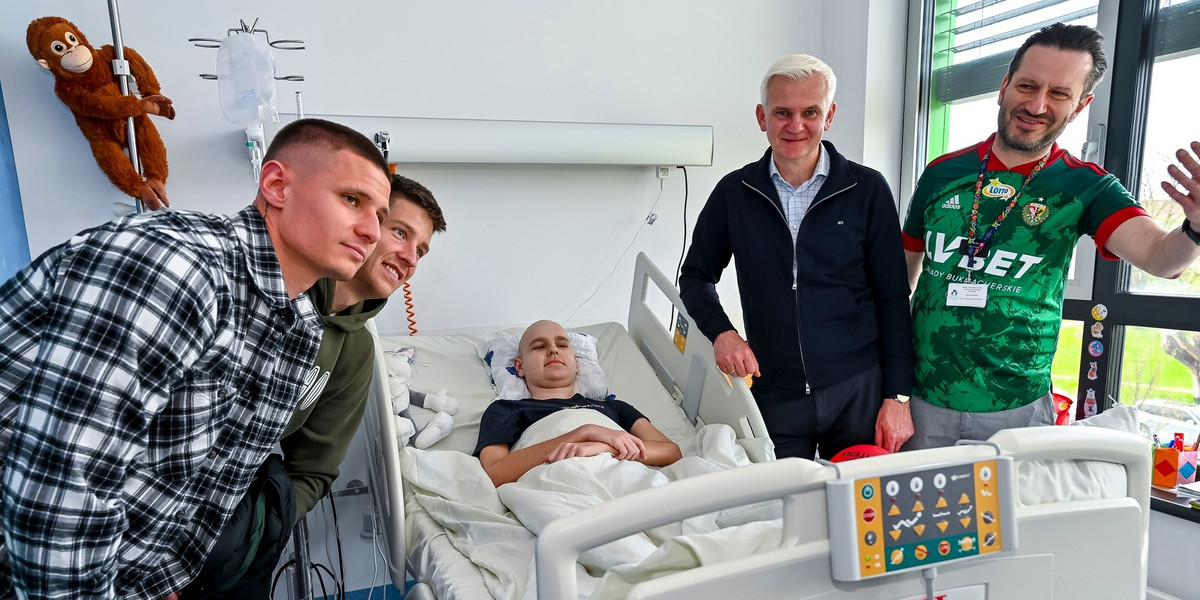 Trener Jacek Magiera razem z Rafałem Leszczyńskim i Patrykiem Klimalą pojawił się w szpitalu, gdzie leczą się młodzi pacjenci Przylądka Nadziei. 