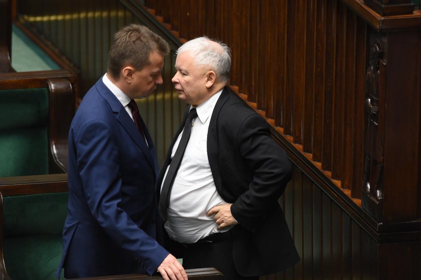 Błaszczak postawił się Kaczyńskiemu. Takich rzeczy w PiS się nie robi