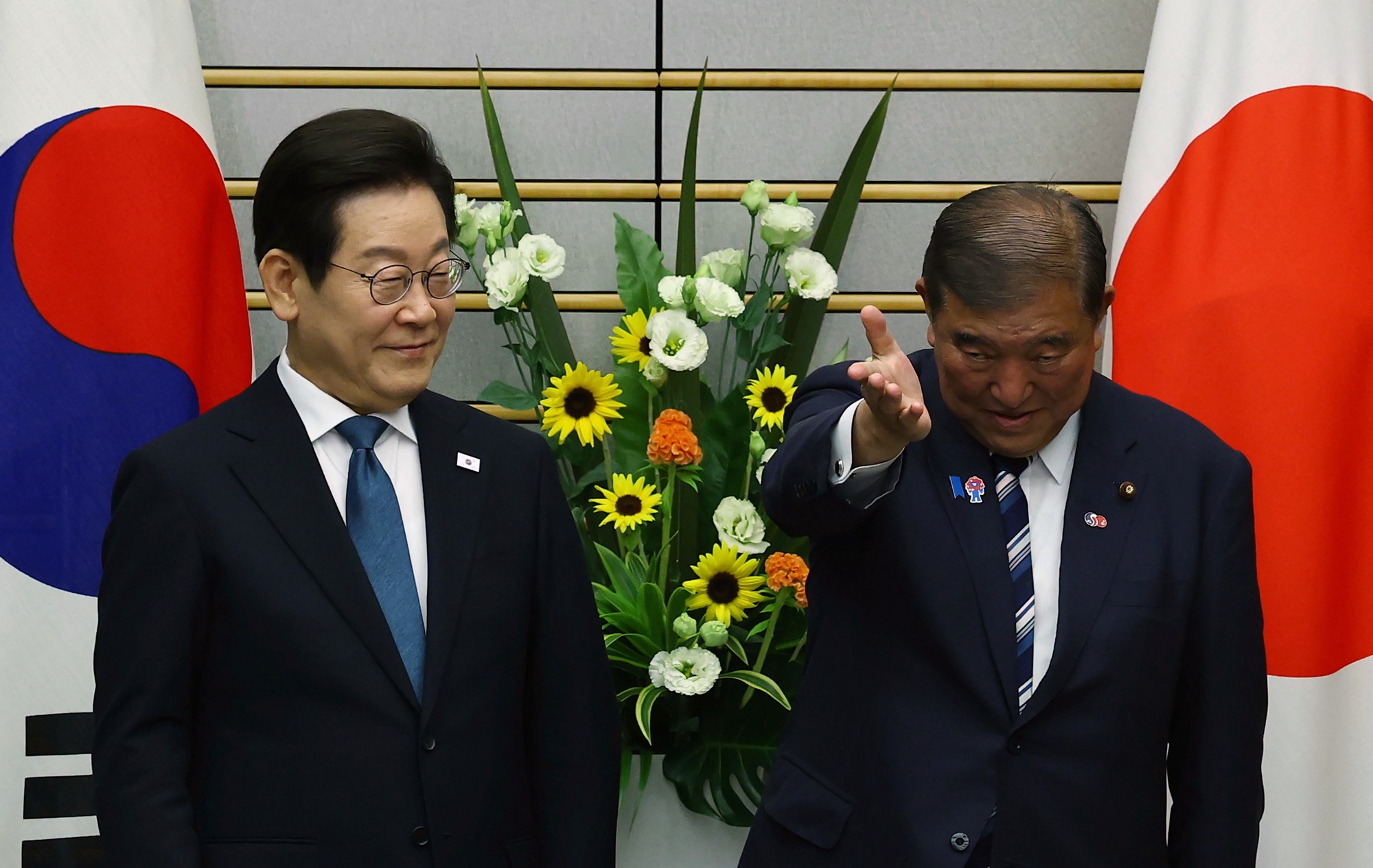 Japonský premiér Šigeru Išiba a juhokórejský prezident I Če Mjong.