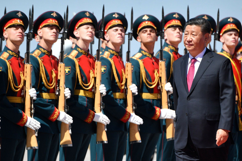 Xi Jinping podczas ceremonii powitalnej po przybyciu na moskiewskie lotnisko Wnukowo, 5 czerwca 2019 r.