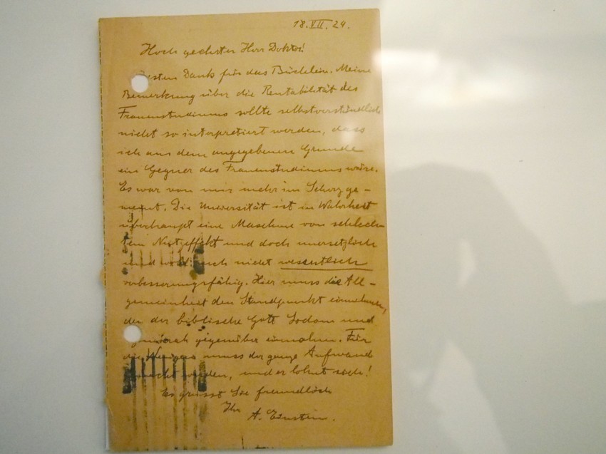 Papir sa ispisanom teorijom sreće