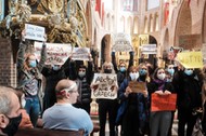 25.10.2020 Poznań, Katedra. Zakłócenie mszy św. przez Strajk Kobiet. Protest przeciwko wyrokowi Trybunału Konstytucyjnego, ograniczającego dostęp do aborcji w Polsce. Fot. Piotr Skórnicki / Agencja Wyborcza.pl