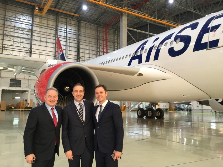 Džejms Hogan, direktore "Etihad airways grupe", Dane Kondić i Siniša Mali (sleva na desno)