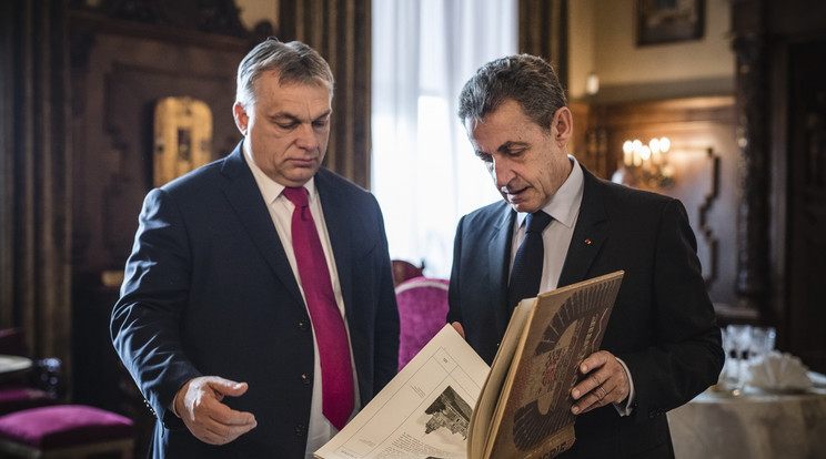 Orbán Viktor kormányfő közösen nézett meg egy francia nyelvű kiadványt vendégével, Nicolas Sarkozyvel /Fotó: MTI - Szecsődi Balázs