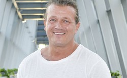 Jarosław Jakimowicz nową twarzą TVP2. Aktor został gospodarzem "Pytanie na śniadanie extra"