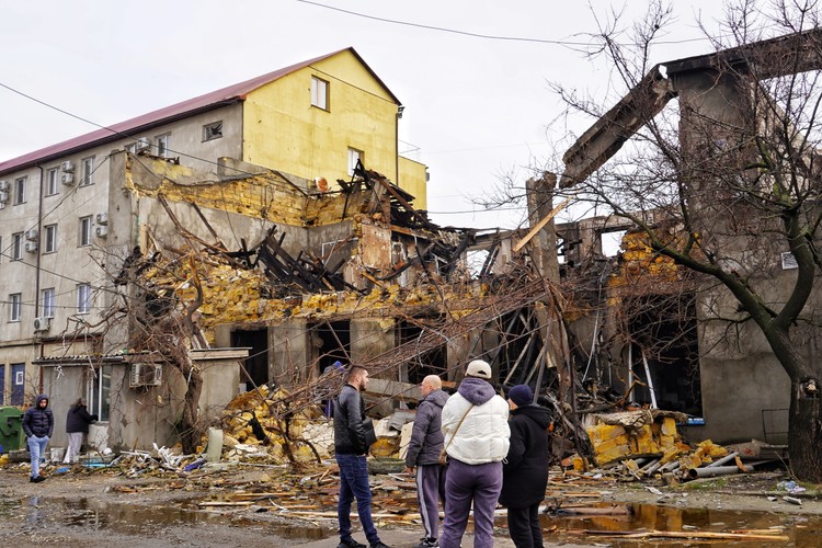 Odessa, Ukraina, 23.02.2024. Zniszczenia po ataku rosyjskich dronów w Odessie. W wyniku ataku zginęły 3 osoby.
