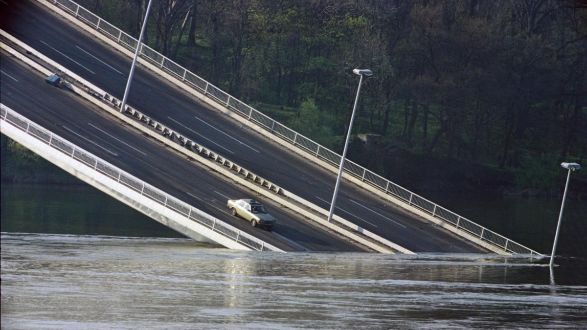 (FOTO) MOST SLOBODE SRUŠEN, A TAKSI VISI NAD DUNAVOM  Retko viđena fotografija bombardovanog Novog Sada