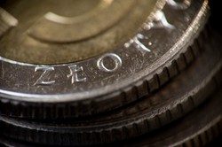 Rząd sprzedaje udziały w firmach związanych z dużymi koncernami