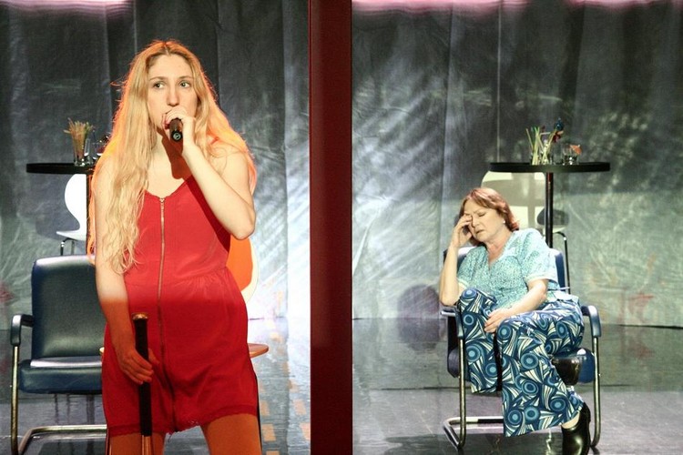 Klara Bielawka<br /><br /> Odkąd zobaczyłem Bielawkę po raz pierwszy w krakowskiej PWST, w kreacji Joasa w dyplomowych „Sędziach” Wyspiańskiego w reżyserii Jerzego Stuhra, wiedziałem, że na pewno nie pozwoli o sobie zapomnieć. I rzeczywiście, w teatrze bardzo szybko zaznaczyła swoją obecność, ale w kinie jej oryginalne warunki stanowią często przeszkodę. Jeżeli jednak ma się dobry pomysł na Klarę, można być pewnym sukcesu. Zapamiętuje się Bielawkę nawet w niewielkich epizodach, choćby dziewczyny z wydawnictwa w „Rewersie” Borysa Lankosza, która podnosząc telefon, mówiła: „Słucham, poezja”. Kolejne role – Hanka z „Moralności pani Dulskiej”, dziewczyna z etiudy „I nic dookoła” Marty Prus według „Flush” Judy Budnitz, wreszcie znakomicie zagrana Andżelika w „Dniu kobiet” Marii Sadowskiej – były potwierdzeniem talentu. Nagroda w Koszalinie za rolę Lucy w nowelowej „Stacji Warszawa” powinna się stać przepustką do prawdziwej kariery.