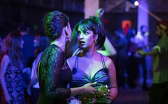 'Piękna i bestie'. Kiedy cały kraj jest więzieniem dla kobiet [RECENZJA]