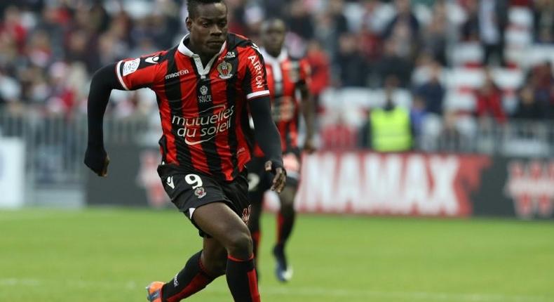 Nice's Italian forward Mario Balotelli runs with the ball during the French L1 football match Nice (OGCN) vs Dijon (DFCO) on December 18, 2016 at the Allianz Riviera stadium in Nice, southeastern France