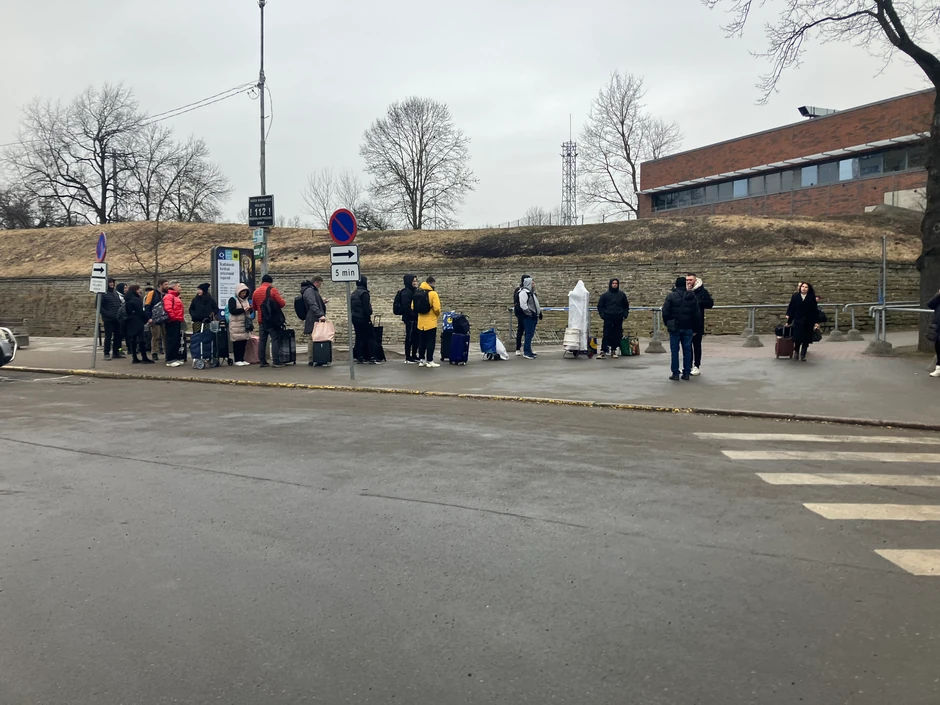 Čekanje u redu za pasošku i carinsku kontrolu na graničnom prelazu Narva