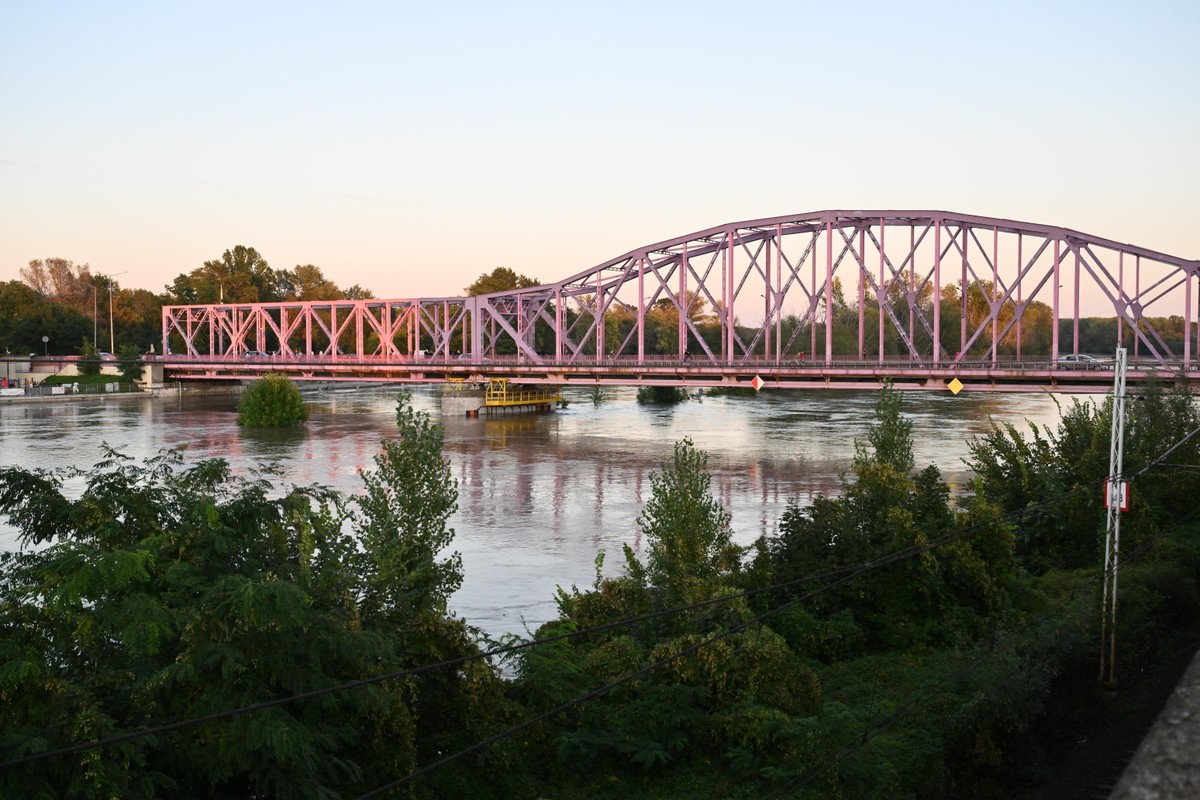 IMGW ostrzega: Odra wciąż w stanie alarmowym, kulminacja fali w Głogowie