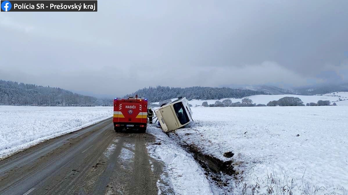 Nepriaznivé počasie komplikuje dopravu.