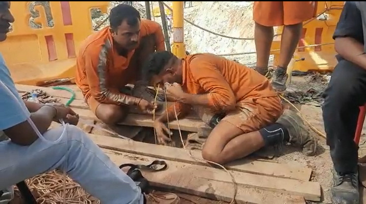 A siketnéma fiú egy alig néhány méter széles kútba zuhant, és munkagépek, illetve daruk segítségével próbálnak neki most egy alagutat ásni, amin keresztül a felszínre hozhatják / Fotó: Twitter