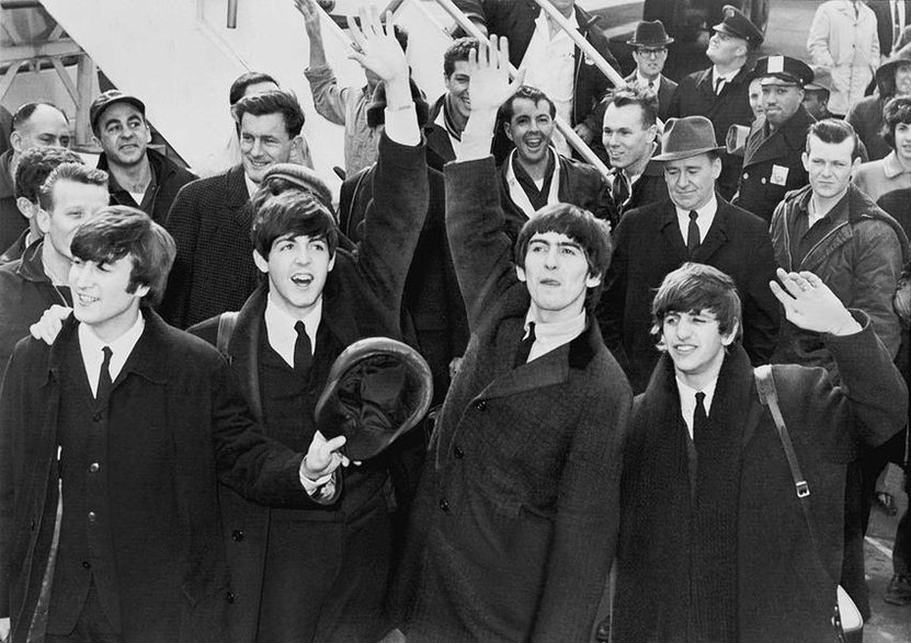 The Beatles na lotnisku JFK 7 lutego 1964 r. - domena publiczna