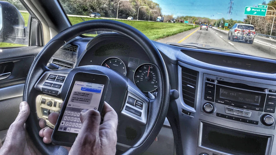 Korišćenje telefona tokom vožnje kažnjava se jako strogo