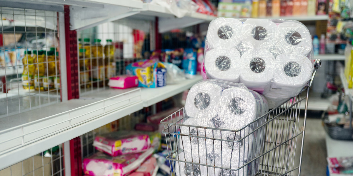 Papier toaletowy i makaron znów wybijają się w trendach zakupowych Polaków. 