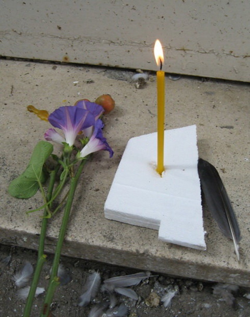 I na kraju - šipak: Sveća ubodena u parče stiropora