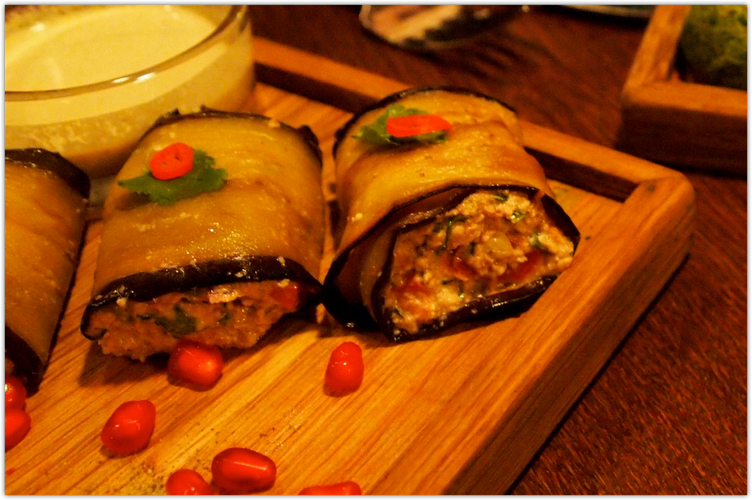 <strong>Kuchnia gruzińska</strong>
<br></br>
Prawdopodobnie część kuchni gruzińskiej ma swoje korzenie w Indiach. Chleb po gruzińsku i w hindi nazywa się dokładnie tak samo – puri, a gruziński piec tone pochodzi od hinduskiego pieca tandoor. Te podobieństwa to najprawdopodobniej dziedzictwo Mongołów, którzy najpierw okupowali Indie, a potem przybyli na Kaukaz, przynosząc tam przy okazji zwyczaje kulinarne wcześniej podbitych ziem.
<br></br>

W gruzińskich daniach znaleźć można soczyste pomidory, arbuzy, melony, winogrona a także karalioki (szaron) i bakłażany. Z kolei górskie hale dostarczają baraniny oraz setek gatunków sera. Powszechnie stosowanymi dodatkami są: orzechy włoskie, czosnek, ocet, nasiona granatu i aromatyczne zioła. Do bardzo wielu potraw dodaje się orzechy włoskie utarte na miękką masę.
<br></br>
Do potraw tradycyjnej kuchni gruzińskiej należą między innymi:
<br></br>
Chaczapuri (gruz. ხაჭაპური) – zapiekany placek nadziewany serem, to najpopularniejsze gruzińskie danie
<br></br>
Tolma (gruz. ტოლმა) – w Armenii, Azerbejdżanie i Turcji zwane dolma, to bakłażany, zielone pomidory lub papryka nadziewane mięsem lub pastą orzechową przyprawioną nasionami granatu oraz aromatycznymi ziołami.
<br></br>
Szaszłyki przygotowywane na szpikulcach zwanymi szampurami. W skład ich wchodzą kawałki mięsa, polewane winem, opiekane na grillu opalanym winnymi gałęziami
<br></br>
Szyla – potrawa podobna do pilawu, mięso z ziołami, ryżem, cebulą i marchwią
<br></br>
Kada – rolada z orzechami
<br></br>
Czurczchele – korale z orzechów w syropie winogronowym
<br></br>
Tradycyjnym alkoholem gruzińskim jest Cza-cza, czyli wódka z winogron.
<br></br>
Na zdjęciu: Badridżani - potrawa ze smażonego bakłażana faszerowanego saciwi (gruz. საცივი) – czyli przyprawioną pastą z orzechów. Fot. salvagekat / Wikimedia Commons, lic. cc-by-sa