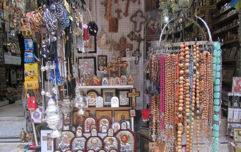 Duży potencjał w kraju ma produkcja artykułów powiązanych z religijnymi świętami. Nie powinno to dziwić, skoro ponad 90 proc. mieszkańców nad Wisłą deklaruje się jako katolicy. Potencjał branży jest więc budowany na ogromnym wewnętrznym rynku. Sprzedaż dewocjonaliów w kraju przechodziła największy boom w okresie pontyfikatu Jana Pawła II. W najbliższej dekadzie branża powinna nadal mocno się trzymać. Polska jest bowiem krajem starzejącym się, a obecne pokolenie 60 i 70-latków jest bardzo religijne i chętnie bierze udział w różnego rodzaju świętach i kościelnych obrzędach.