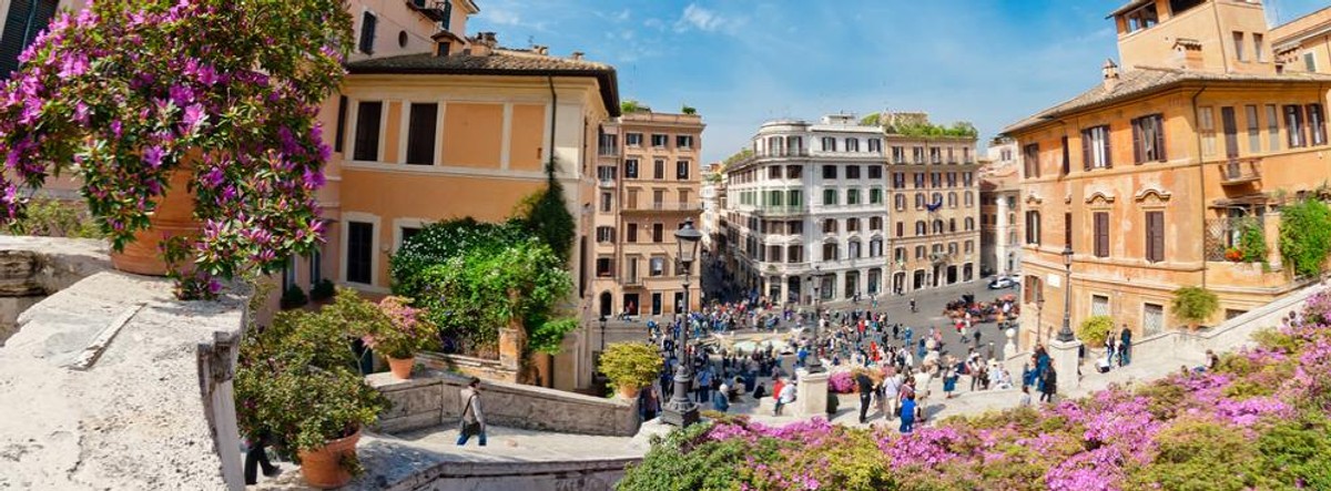 Piazza di Spagna z popularnymi Schodami Hiszpańskimi, które są oblegane zarówno przez Włochów, jak i turystów z całego świata.