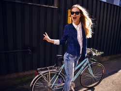 Zaskakujące interpretacje dżinsu: nowa damska kolekcja Lee