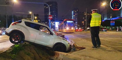 Kosztowna nieuwaga. Auto wylądowało w... wykopie [ZDJĘCIA]