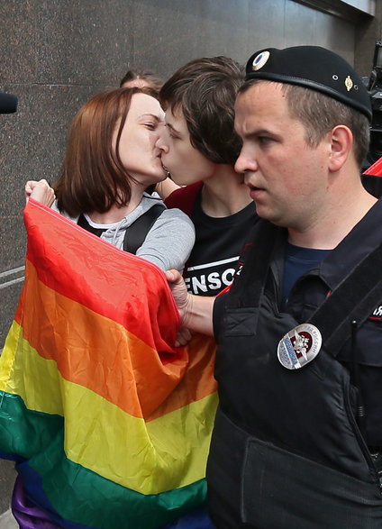 Policjant zatrzymuje członków rosyjskiej społeczności LGBT w pobliżu budynku rosyjskiej Dumy Państwowej w Moskwie. Rosja, 25 maja 2013 r.
