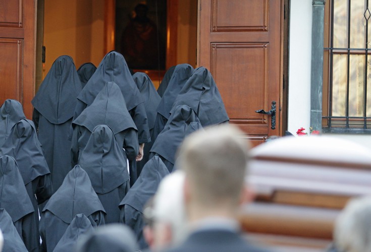 Trumna z ciałem zmarłego kard. Franciszka Macharskiego wnoszona jest do kościoła sióstr Albertynek