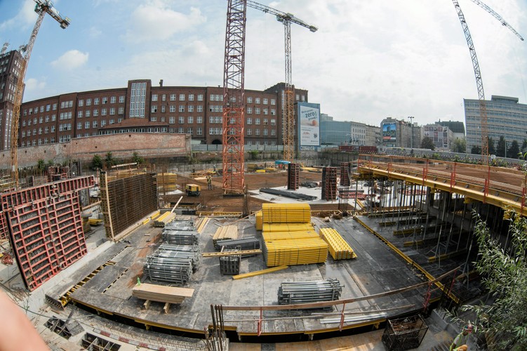 OVO Wrocław został zaprojektowany jako kompleks apartamentowo –biurowy, w którym poza apartamentami i biurami znajda się jeszcze: hotel, sklepy, kawiarnie, restauracja, lokale usługowe, centrum fitness, sala balowa oraz zielone patio.<br>Na zdjęciu plac budowy OVO Wroclaw . <br><br>fot. Kornelia Głowacka-Wolf / Agencja Gazeta