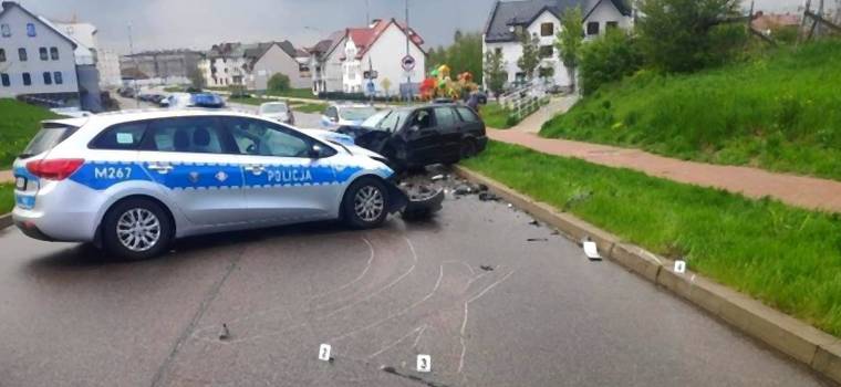 Kierowca BMW brawurowo uciekał przez dwa powiaty. Staranował radiowóz [Nagranie]