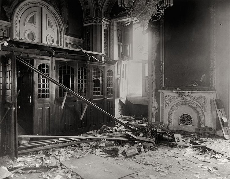 Senat po ataku bombowym w 1915 roku (domena publiczna)