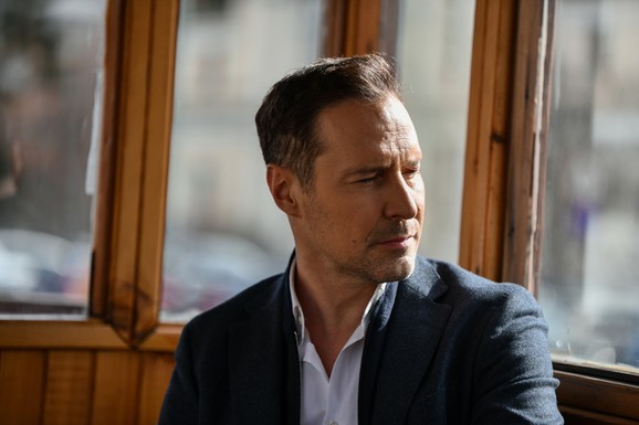 PEĐA JOVANOVIĆ POSVETIO PESMU HALIDU BEŠLIĆU "Bijeli ruzmarin" već u trendingu, publika oduševljena emocijom