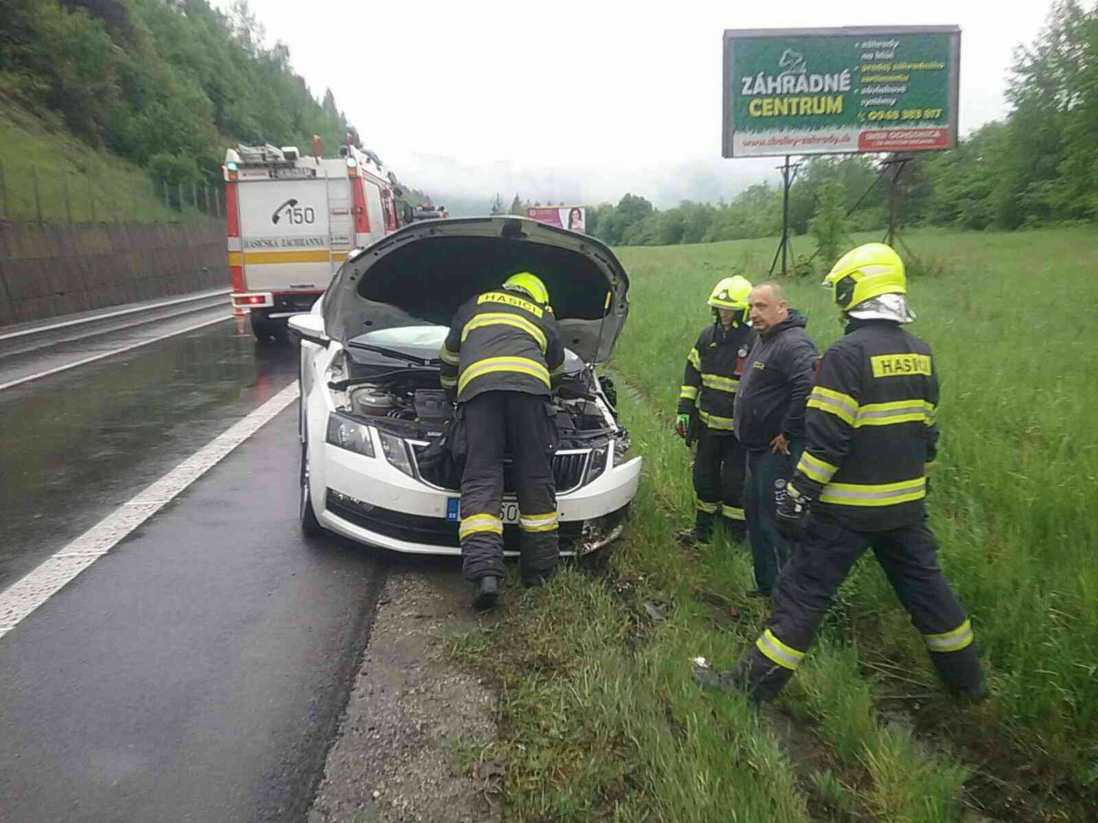 Profesionálni hasiči zasahovali pri dopravnej nehode v Krásne nad Kysucou.