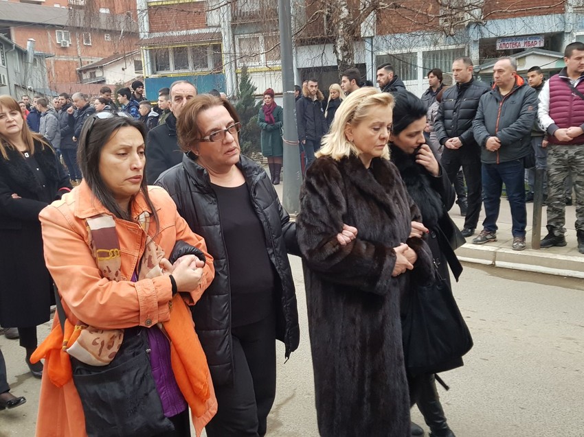Neutešne: Supruga Milena Ivanović (prva sdesna) i sestra Nataša (do nje)
