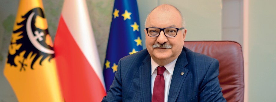 Cezary Przybylski, marszałek województwa dolnośląskiego, podkreśla, że jego region oferuje atrakcyjne warunki prowadzenia biznesu.