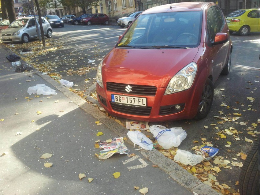 Kese i smeće na sve strane u Ulici Miloša Pocerca