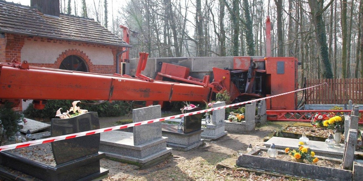 Ogromny dźwig runął na cmentarz w Pokoju 