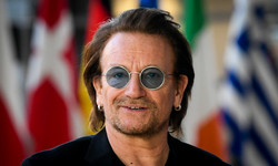 Kolorowe okulary są dziś znakiem rozpoznawczym Bono. Mało kto wie, dlaczego musi je nosić