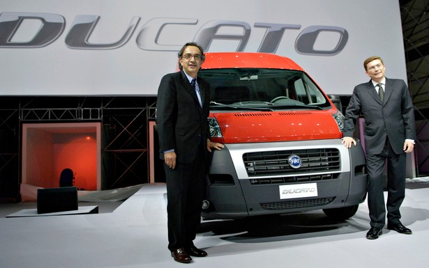 Prezes Fiata Sergio Marchionne (z lewej) na pokazie nowego modelu Ducato w Turynie. Fot. Bloomberg