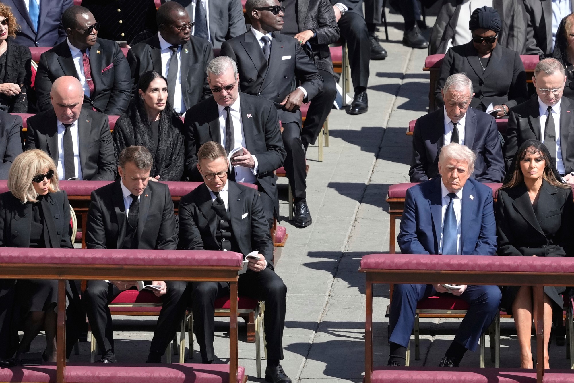 Predný rad zľava: Prvá Francúzska dáma Brigitte Macronová, francúzsky prezident Emmanuel Macron, fínsky prezident Alexander Stubb, prezident Donald Trump a prvá dáma USA Melania Trumpová.