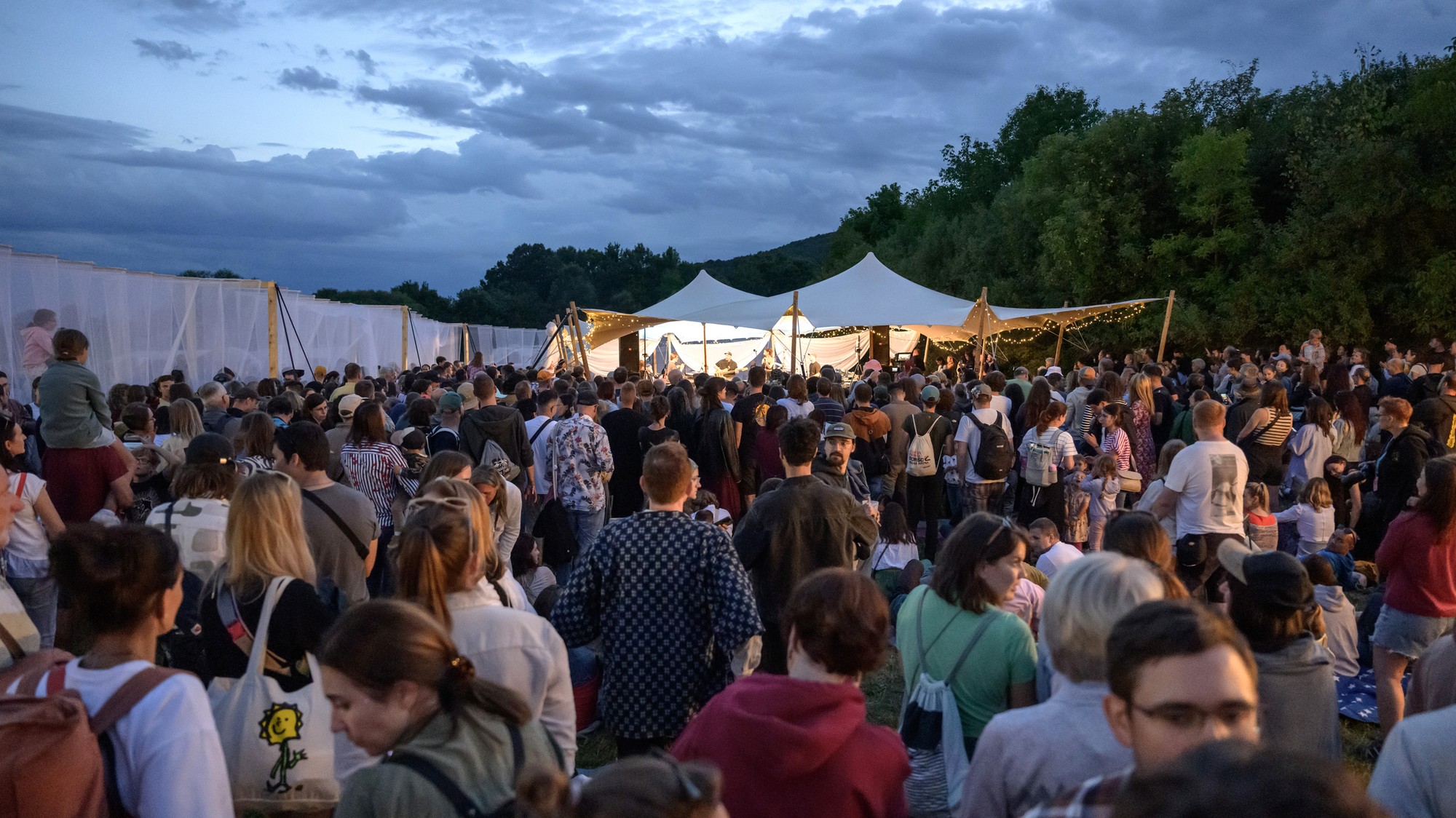 Na lúke neďaleko Hontianskych Nemiec v okrese Krupina sa v piatok 1. augusta 2025 začal trojdňový multižánrový festival Atmosféra.