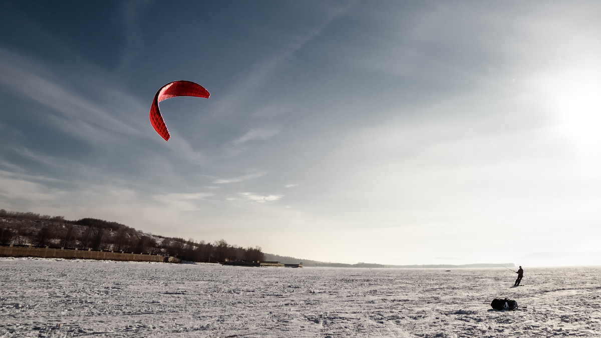 Snowkiting to zimowa odmiana kitesurfingu. Aby uprawiać ten sport, potrzebny jest latawiec, snowboard lub narty oraz duża, otwarta i ośnieżona przestrzeń. Może brzmi to jak kolejne udziwnienie, ale uwierzcie - ten sport może dostarczyć naprawdę sporo adrenaliny.